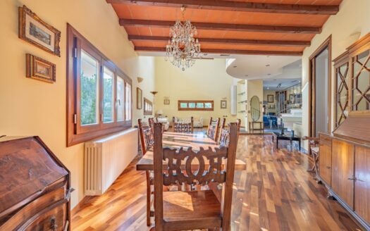 Prestigious Villa with Private Garden in Corsico Milan