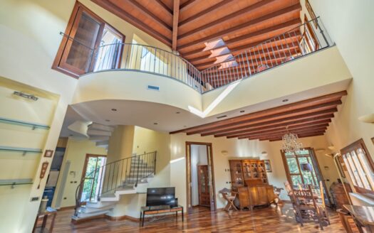 Prestigious Villa with Private Garden in Corsico Milan
