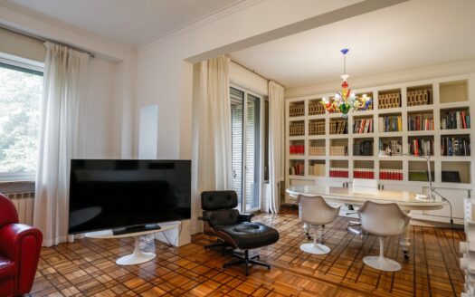 Two-room Apartment in Piazza Della Repubblica, Porta Nuova Area Milan